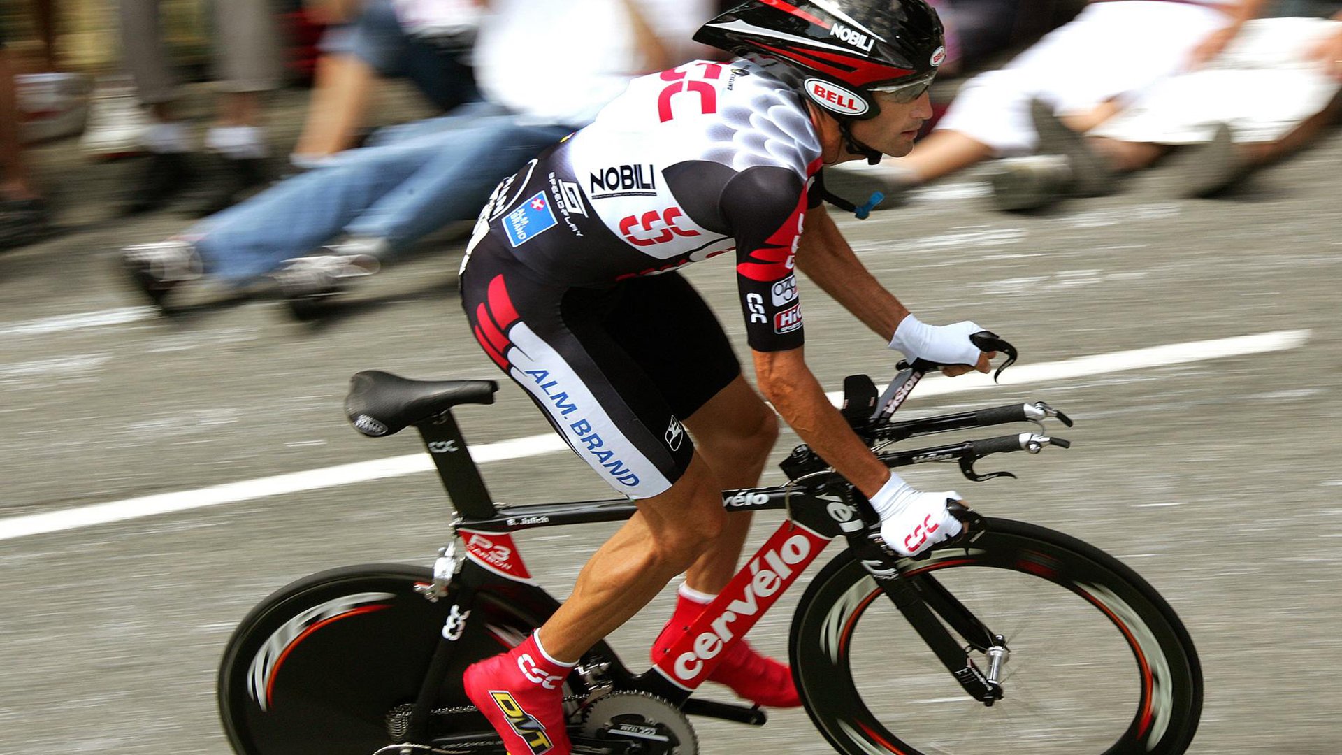 kaiyun体育app-_赛车手再创速度纪录，刷新赛道新高度_，赛车手最快能跑多少迈